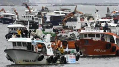 'Surf and turf' protest in Spain against factory, mine (Picture credit: AFP) 'Surf and turf' protest in Spain against factory, mine