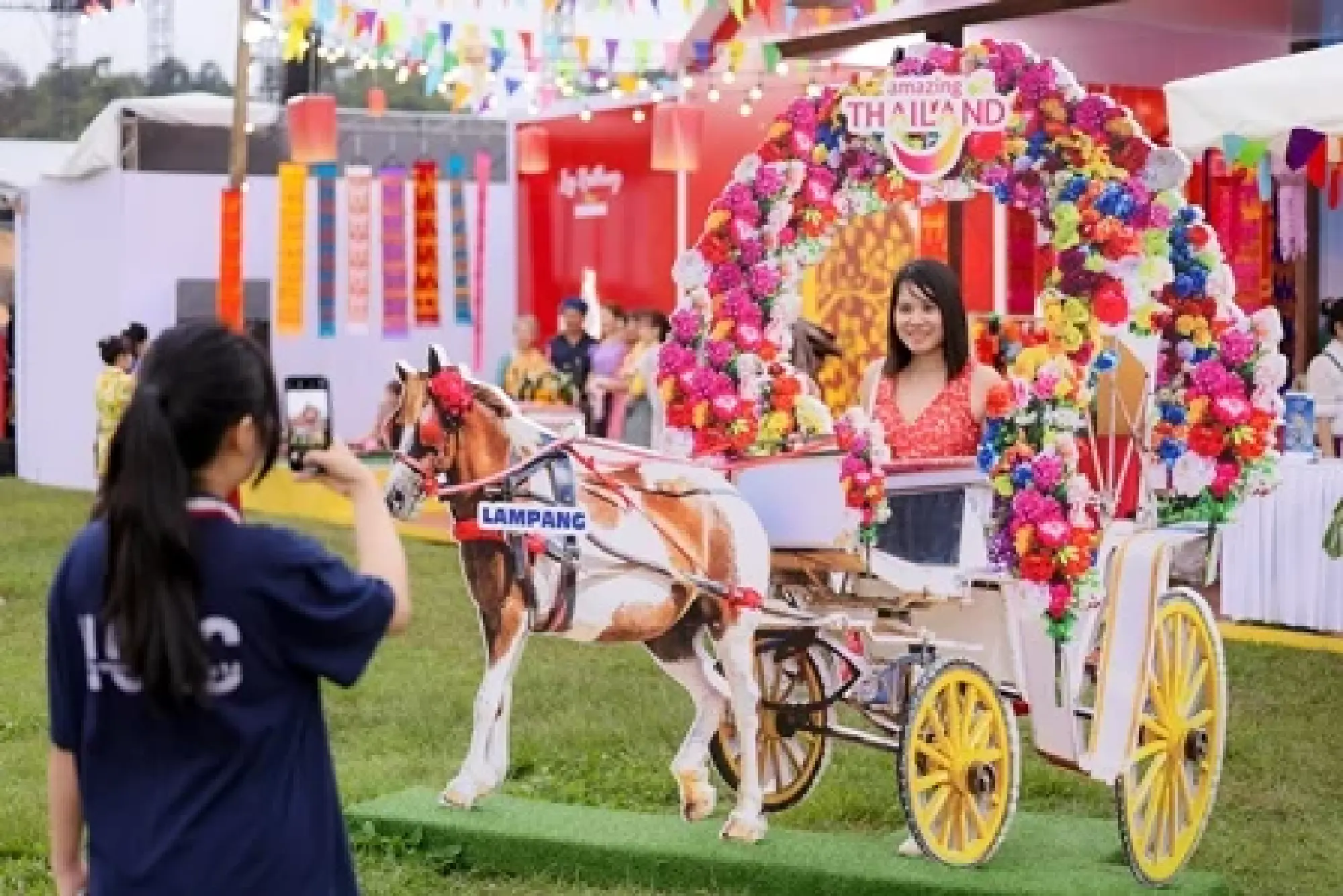 Visitors enjoy Thai environment and lifestyle at festival in Ha Noi,