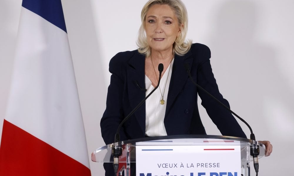 Vladimir Putin offers political asylum to Marine Le Pen