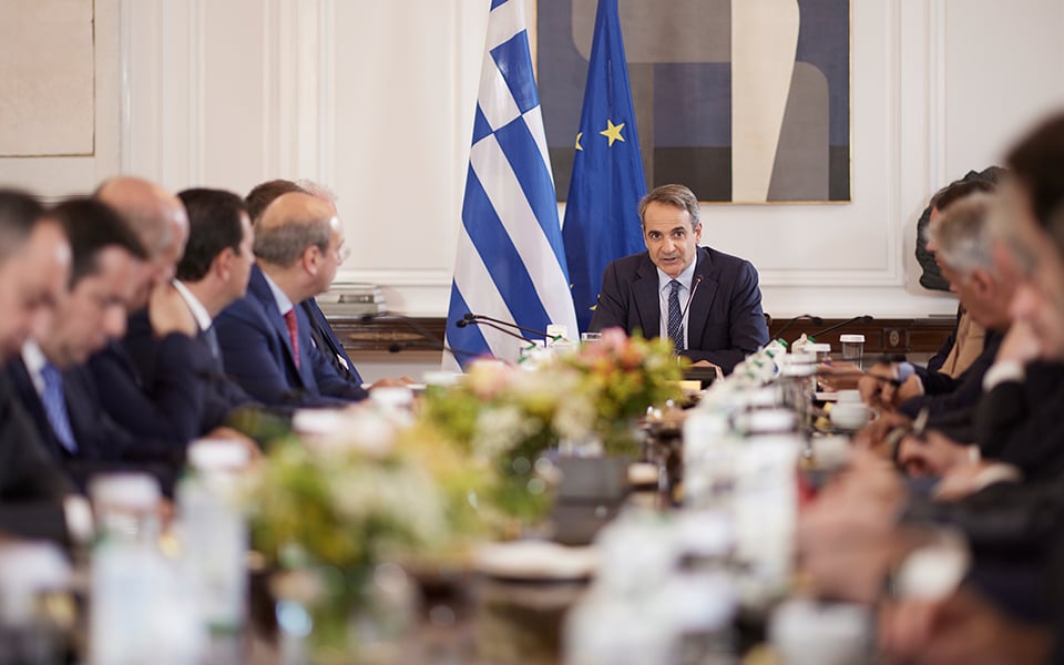 Greece raises minimum wage to €880