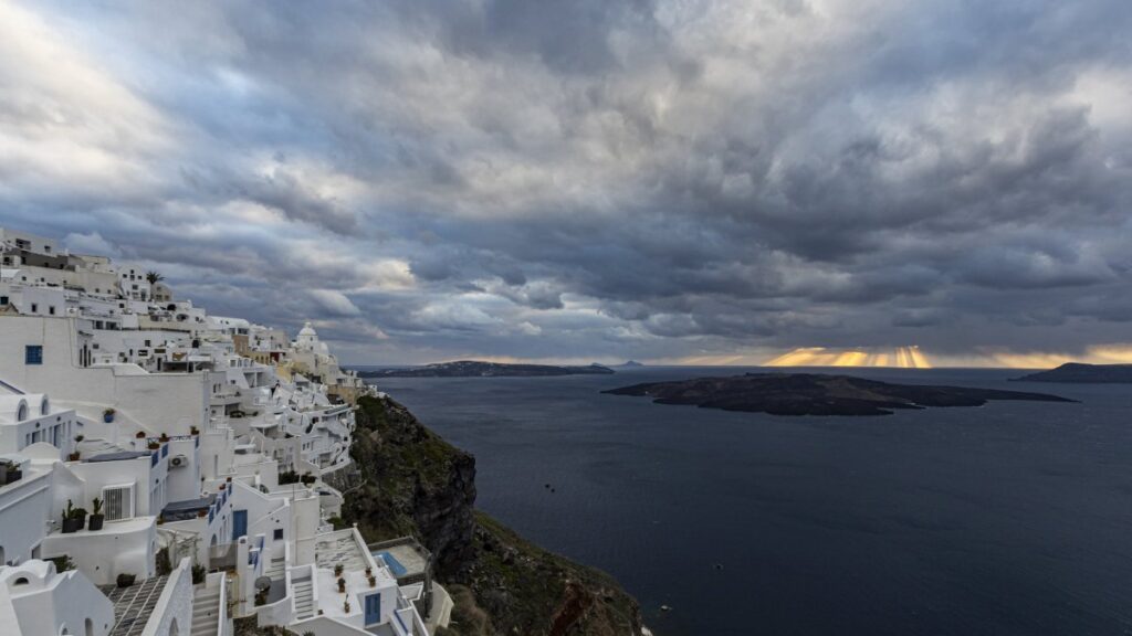 Recent quakes at Greece’s Santorini push tourists to Türkiye Recent quakes at Greece's Santorini push tourists to Türkiye