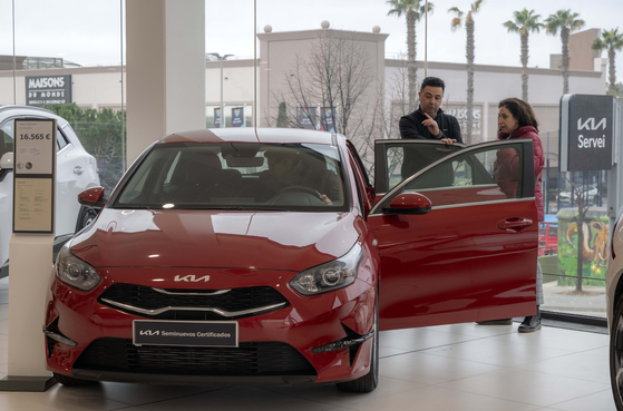 A customer shops at Kia Integral Car, a dealership in Barcelona, Spain. [KIA]