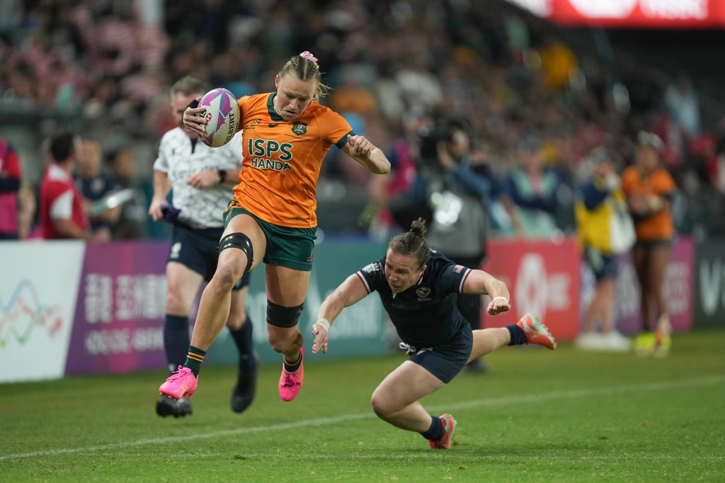 Australia’s Maddison Levi (left) evades a USA tackle. Photo: Sam Tsang