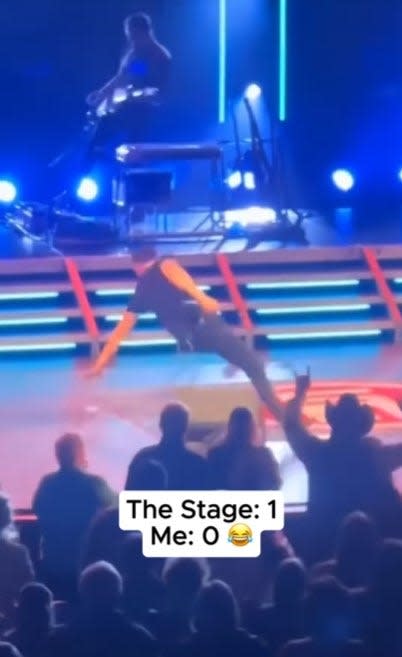 scotty mccreery falling on stage