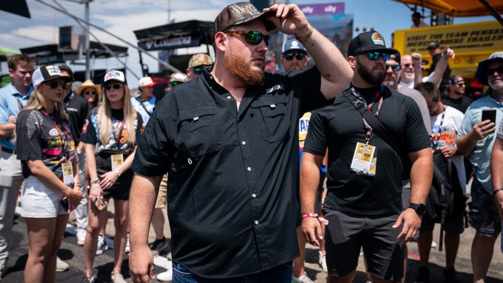 Luke Combs to perform 'Big Kickoff' concert at Nashville honky-tonk