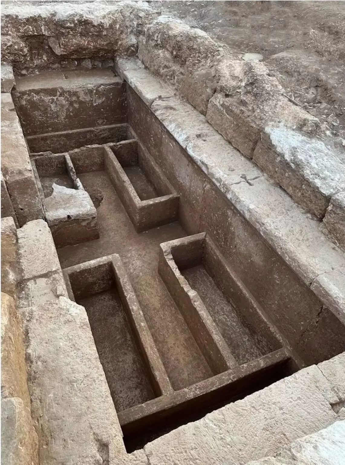 Archaeologists uncover rich history in 2,400-year-old tomb in southern Greece Archaeologists uncover rich history in 2,400-year-old tomb in southern Greece