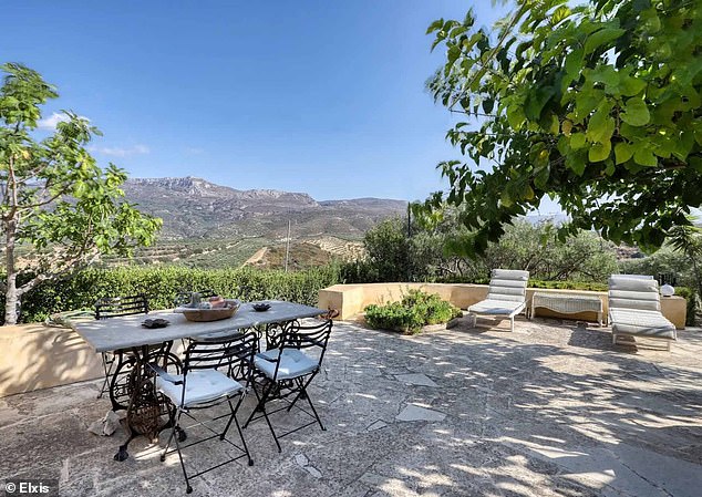 And relax: Outdoor living is the name of the game with this property in Piskokefalo
