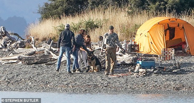 At one point, Pitt was seen chatting to the film and camera crew before getting back into character