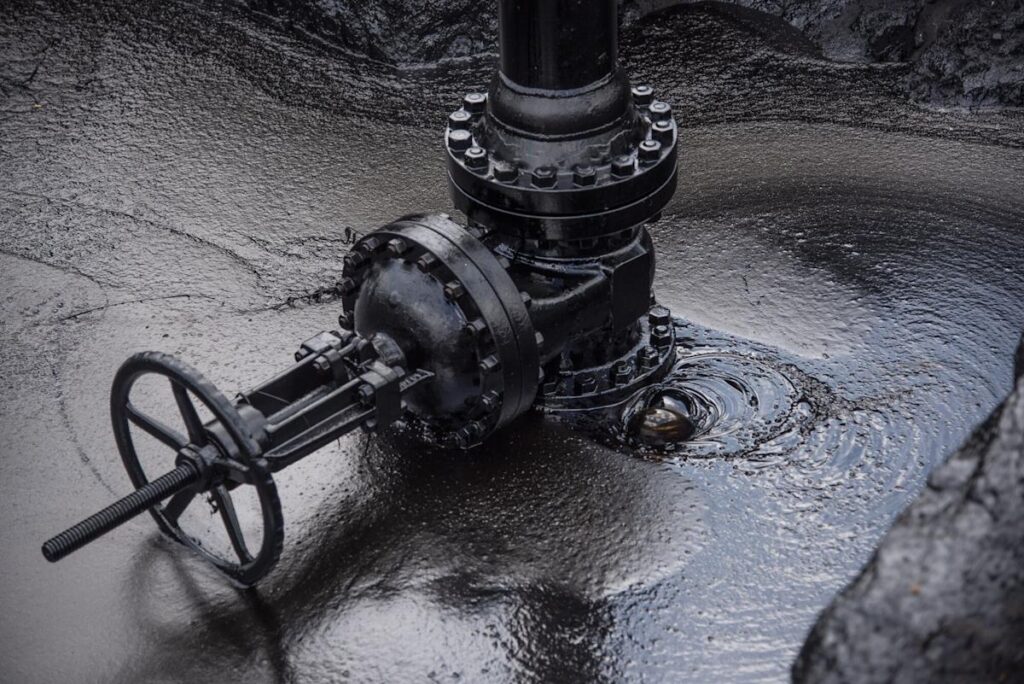Oil Dips as Traders Assess Impact of Ceasefire on Russian Flows