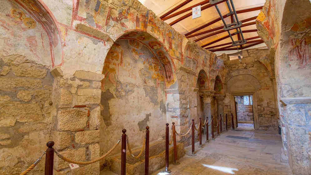 Turkey: Director of Museum Lamio dived by marbles from the historic church of St. Nicholas for her villa