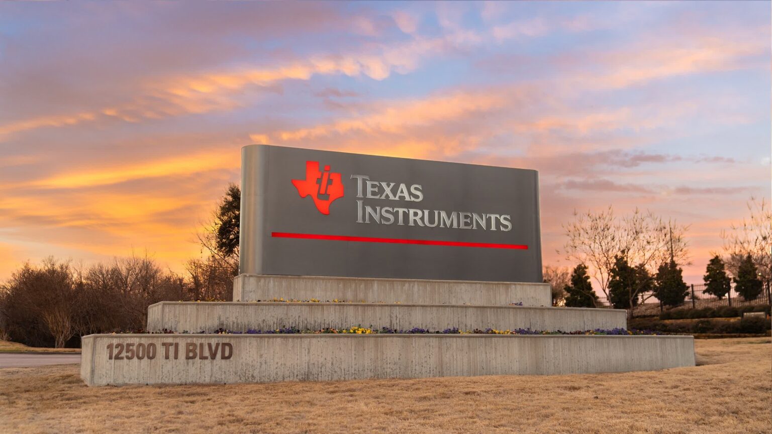 Texas Instruments unveils MCU the size of a black pepper flake, ideal for next-gen wearables | Measuring 1.38 mm², it is 38 percent smaller than competing devices