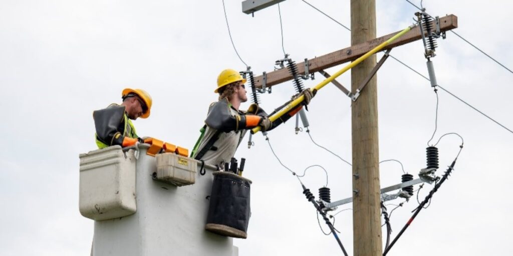 Consumers Energy prepares 600 crews for possible outages this weekend Consumers Energy prepares 600 crews for possible outages this weekend