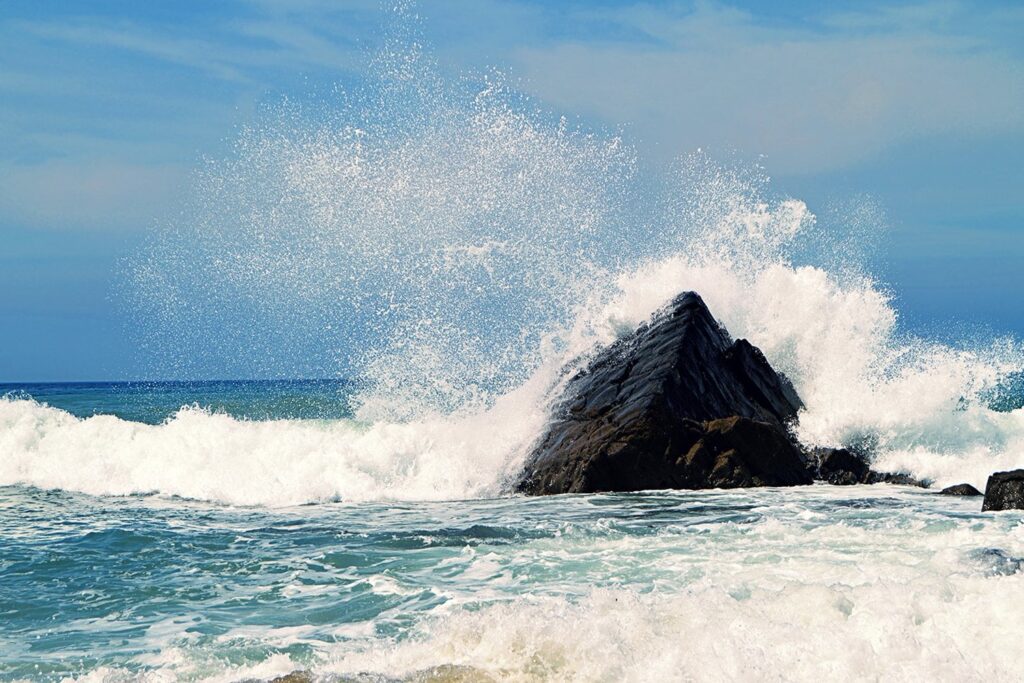 ‘Microlightning’ in water droplets may have sparked life on Earth