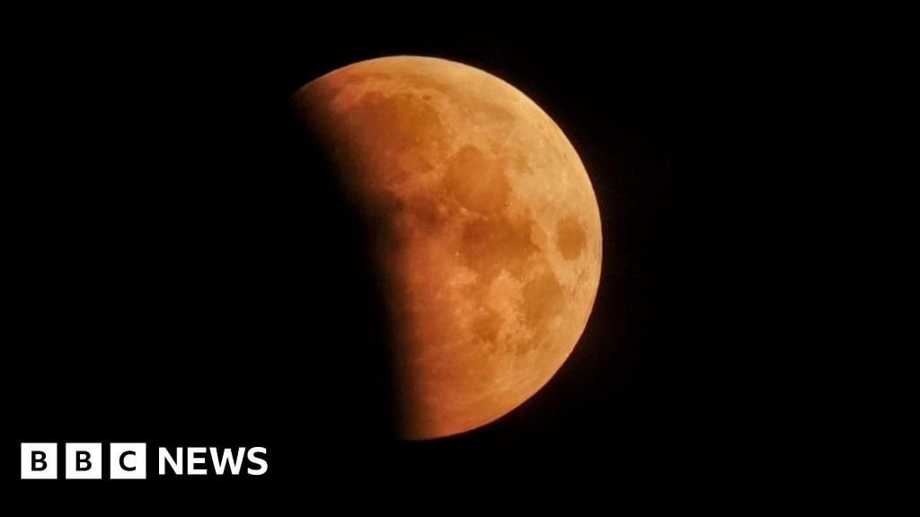 Lunar eclipse: Blood Moon pictured across UK before dawn