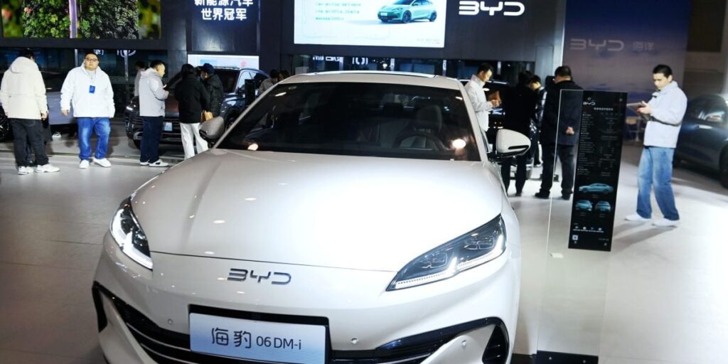 Chinese car-maker BYD has unveiled new battery tech that allows EVs to charge for 470 kilometer (292 mile) journeys in 5 minutes.
