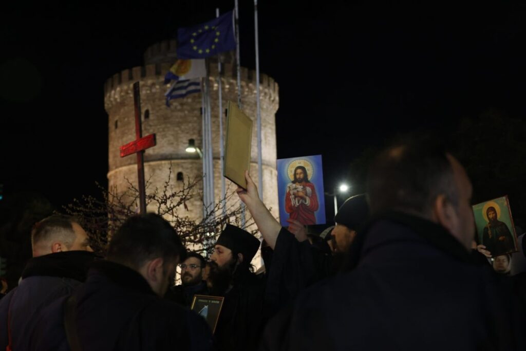 Thessaloniki: With crosses and images against MAT – episodes outside the theater that Zaralikos gave (video). Thessaloniki: With crosses and images against MAT - episodes outside the theater that Zaralikos gave (video).