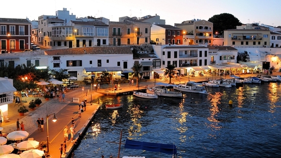 Spring fever? These warm-weather destinations are perfect right now.(Image by Pixabay)