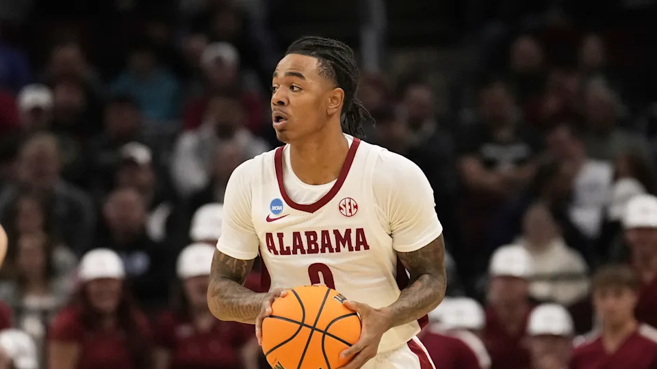 Alabama guard Labaron Philon (0) in the first half of game against Saint Mary's in the second round of the NCAA college basketball tournament, Sunday, March 23, 2025, in Cleveland. (AP Photo/Sue Ogrocki)