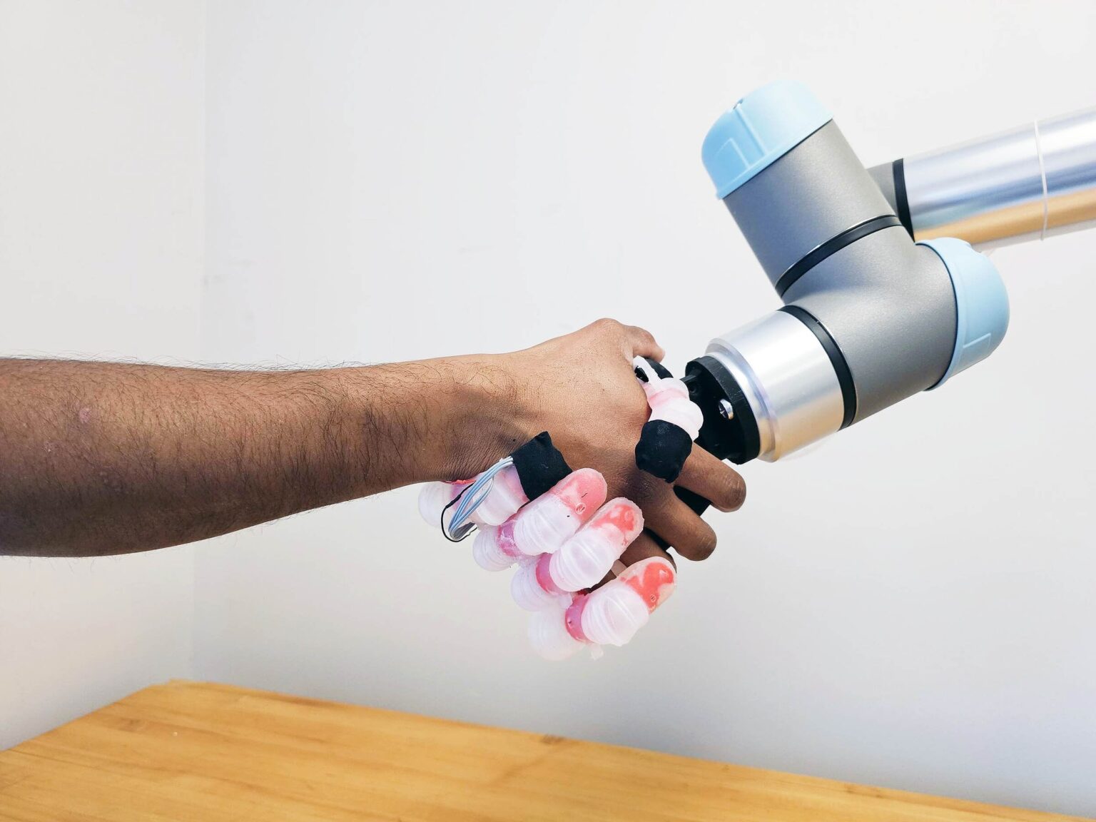 Future of prosthetic limbs: Bionic hand "knows" what it’s touching