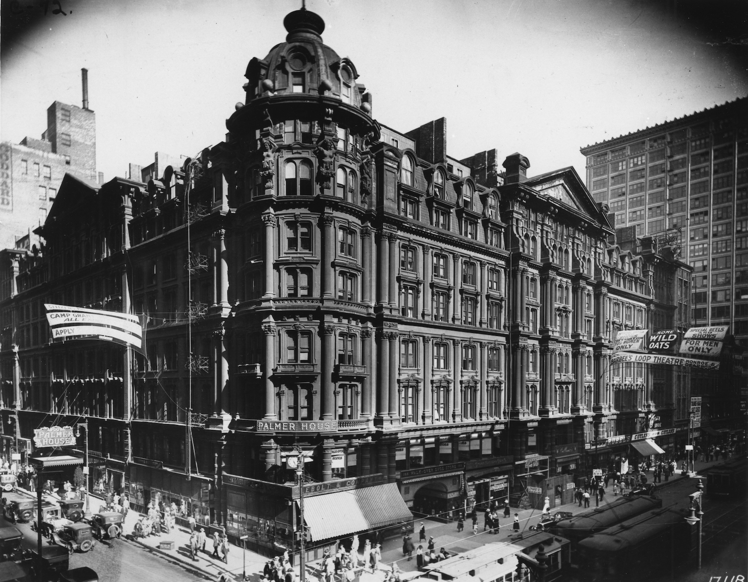 View of the exterior of the Palmer House hotel at 17 E. Monroe Street, Chicago, Illinois, late 1910s or early 1920s. (Photo by Chicago History Museum/Getty Images)