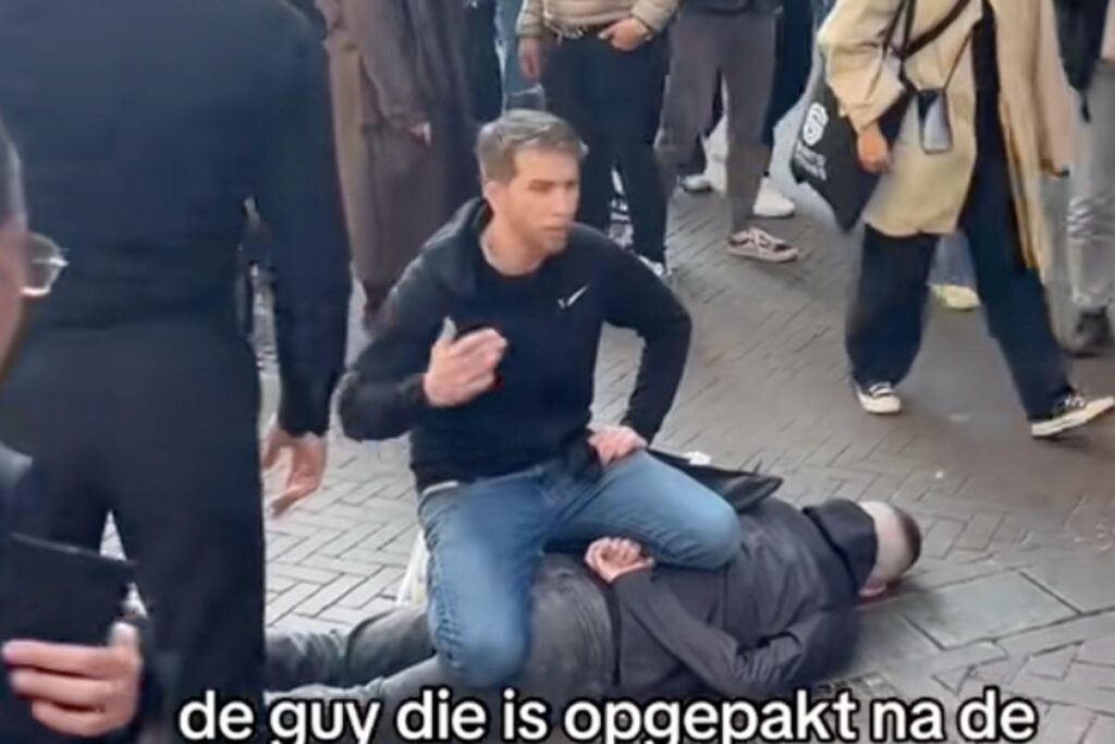 Amsterdam mayor gives hero award to ‘modest’ English tourist who tackled knifeman
