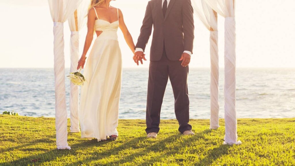'Only rich people are getting married', new research suggests, as ‘marriage gap’ widens