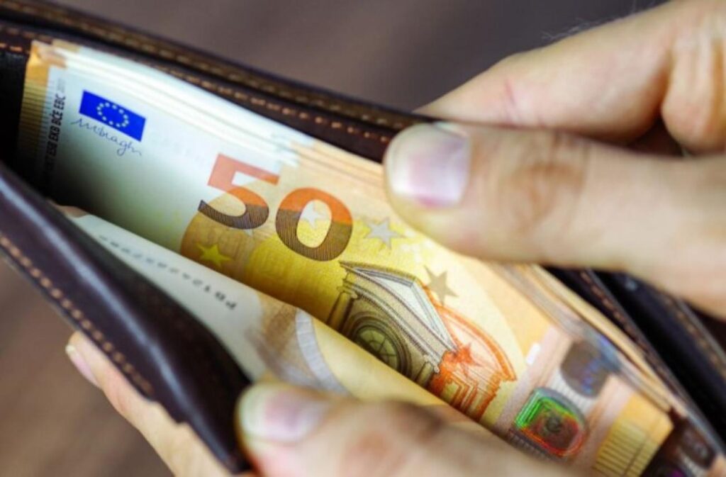 Bank of Greece Reports Decline in Deposits, Increase in Loans for February 2025