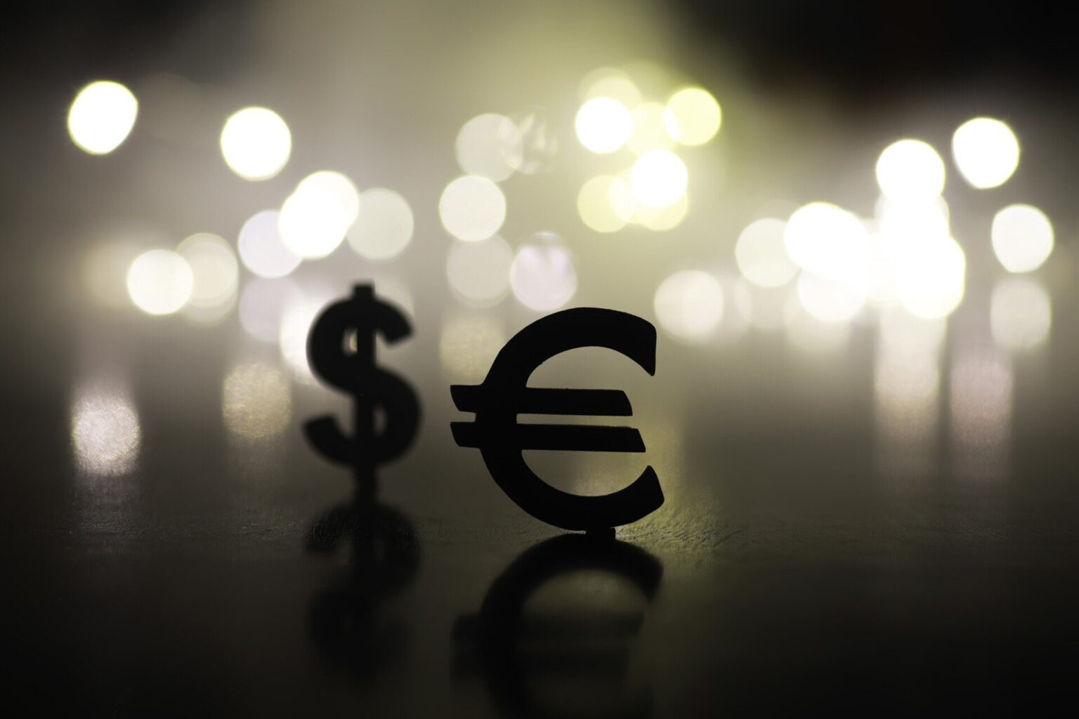 How the euro steals the crown from the dollar thanks to ... Trump