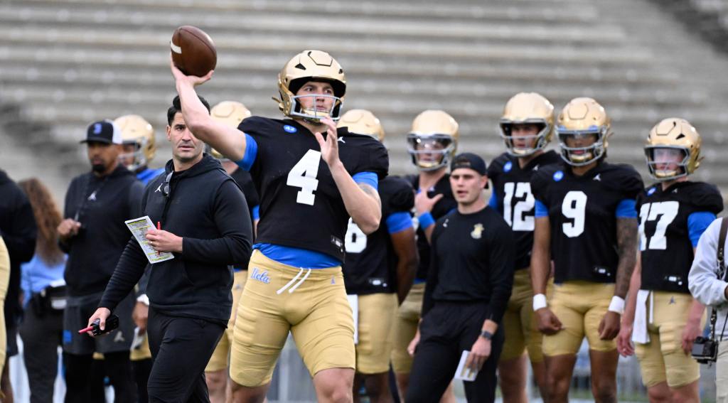 UCLA practices with ‘a little bit of noise’ at entertainment-infused ‘Friday Night Lights’ – Daily News