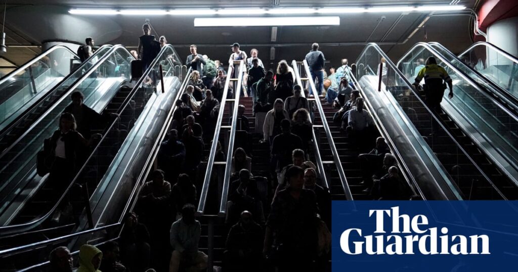 Power begins to return to Spain and Portugal after unprecedented blackout | Spain Power begins to return to Spain and Portugal after unprecedented blackout | Spain