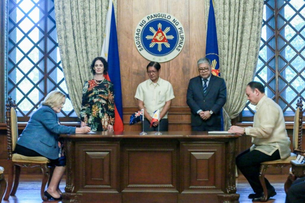 NEW ZEALAND DEFENSE MINISTER VISITS PALACE