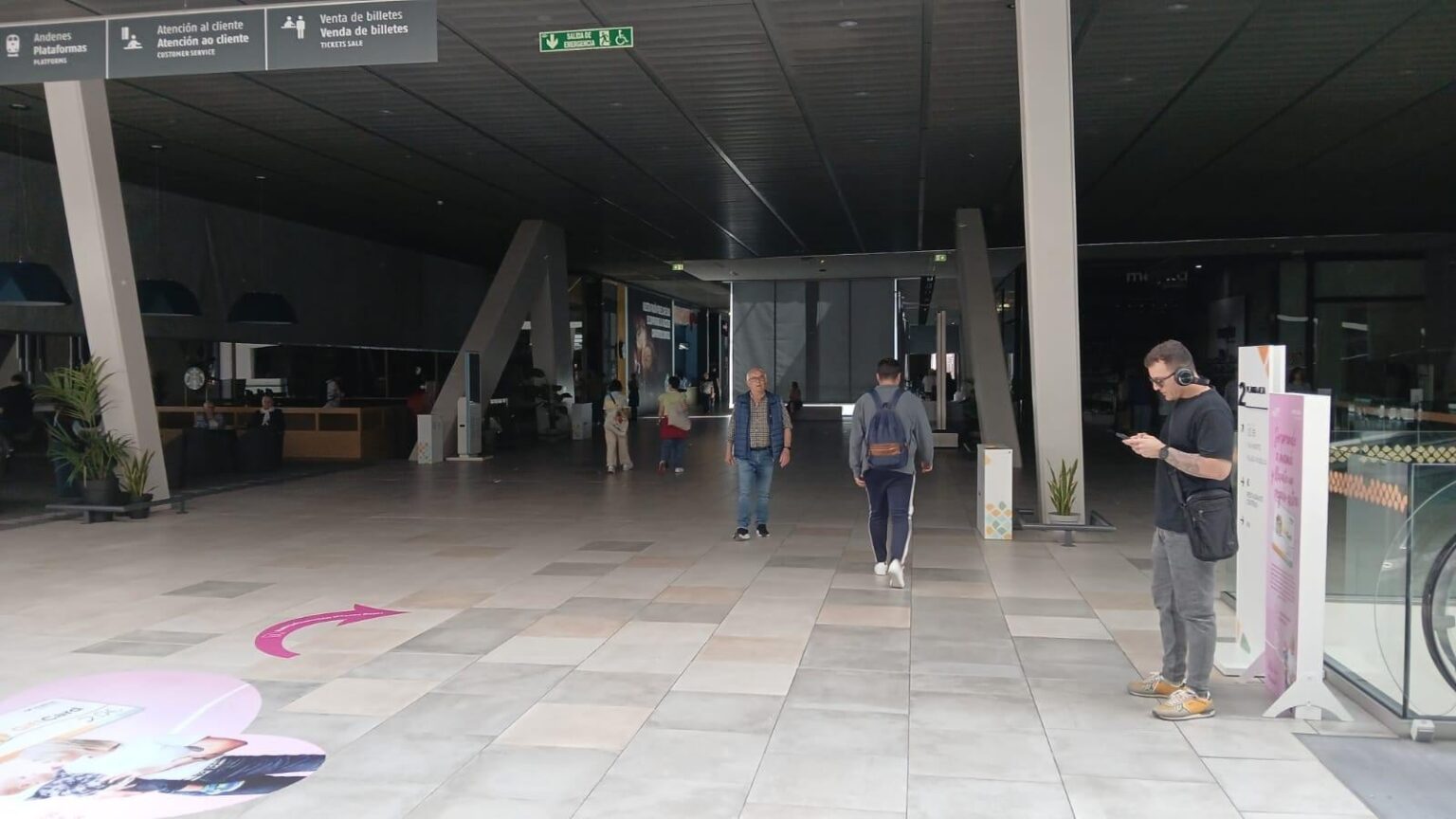 Mass blackout throughout the Iberian Peninsula, 12:45 am (photo of CC Vialia, in Vigo)