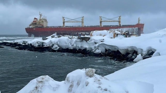 bulker grounded in winter storm
