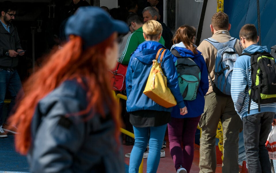 Easter holiday exodus peaks across Greece