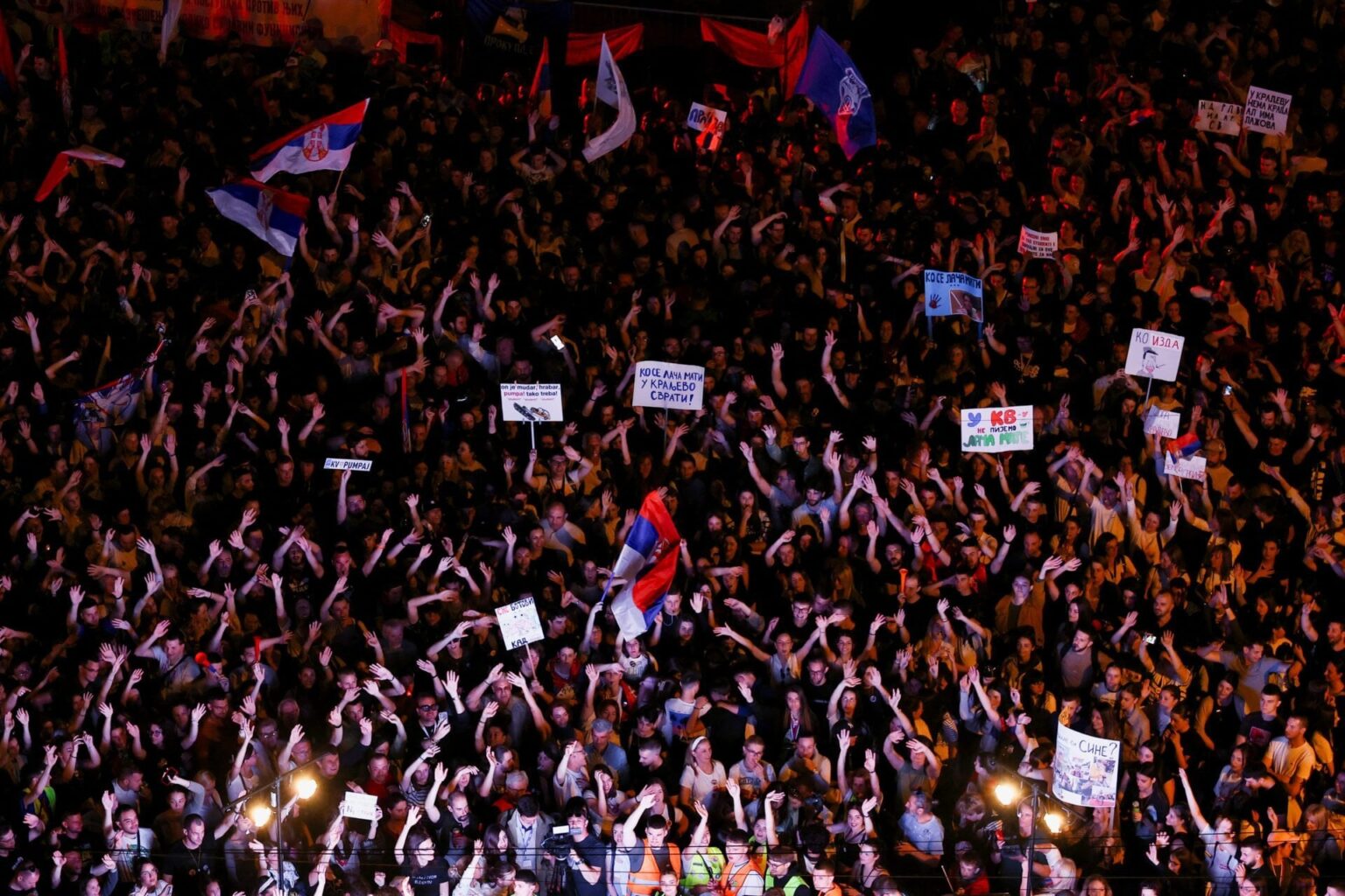 Serbia: Students' state television blocked for the 5th day. [Την περιφρούρηση του αποκλεισμού ανέλαβαν Μουσουλμάνοι φοιτητές για να μπορέσουν οι Χριστιανοί συνάδελφοι τους να γιορτάσουν το Πάσχα]