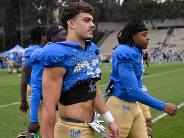 Running back Troy Leigber #32 of the UCLA Bruins during...