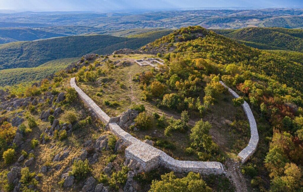 Secrets of the Ancient Walls: 1,700-Year-Old Roman Altar Unearthed at Vuçak Castle in Kosovo The castle was built in a strategic position. Credit: Albin Kurti via X