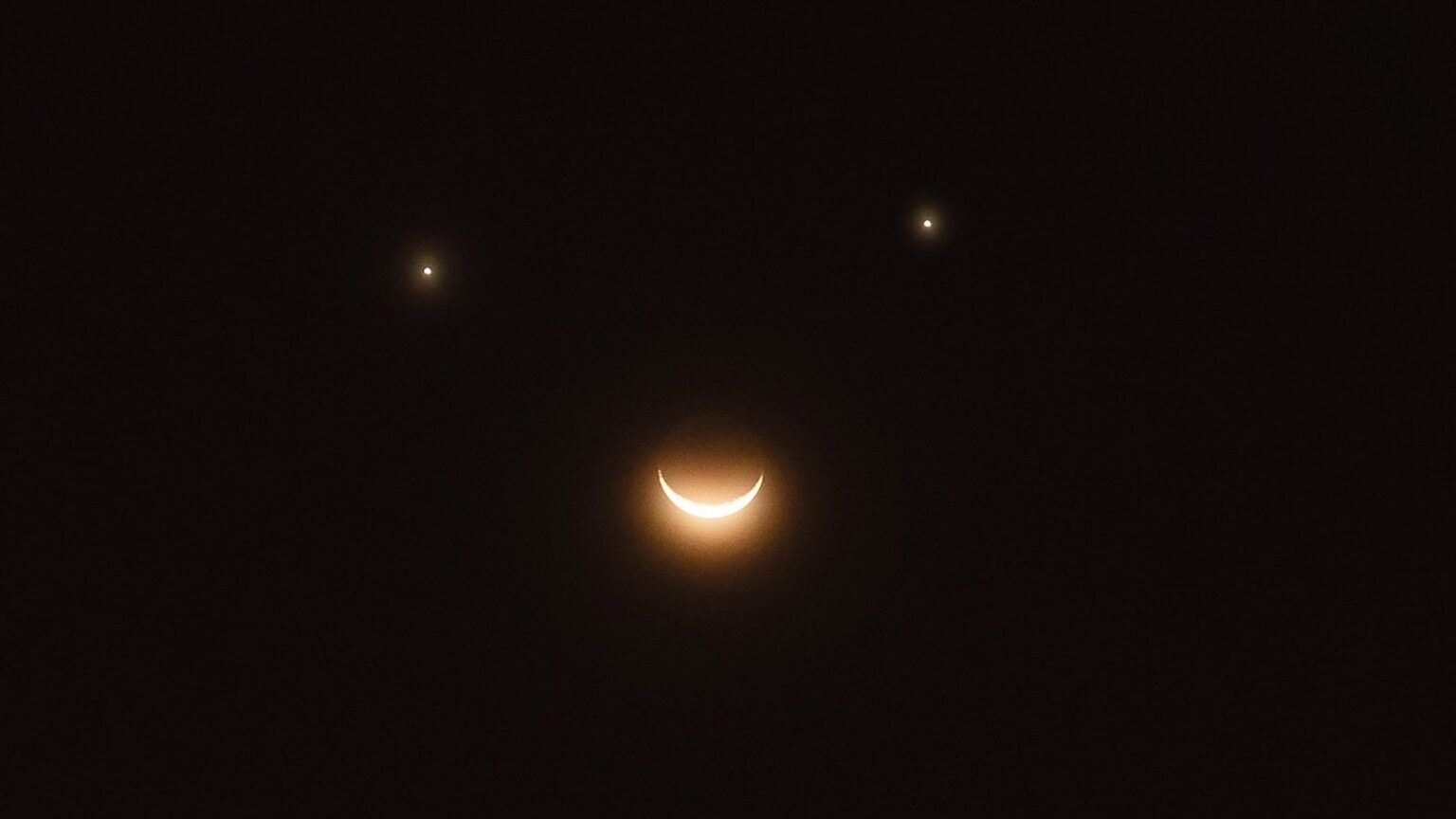 Rare 'smiley face' will light up the night sky on April 25