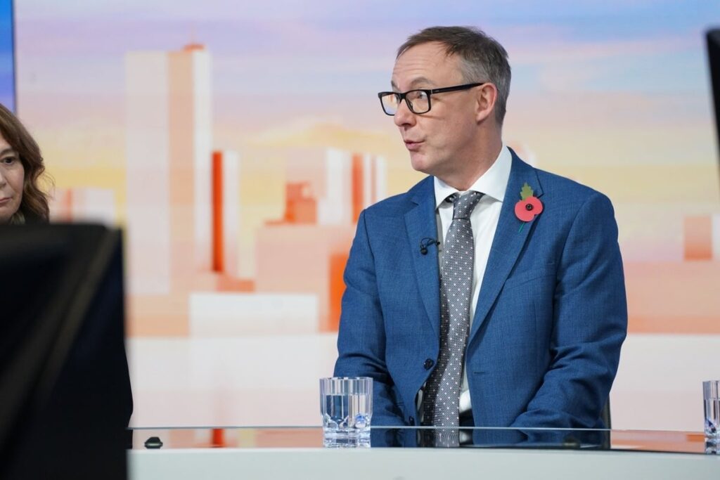 Top economist urges Reeves to raise basic rate of income tax for first time in 50 years