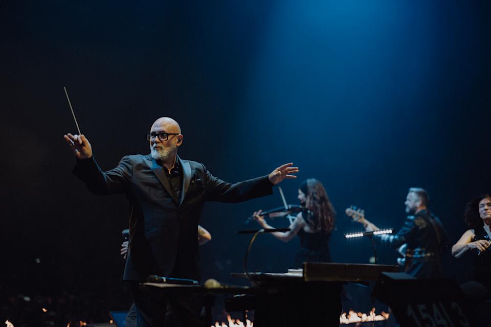 Matt Dunkley conducts. (Frank Embacher)