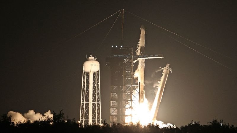SpaceX launches 4 people on a polar orbit never attempted before