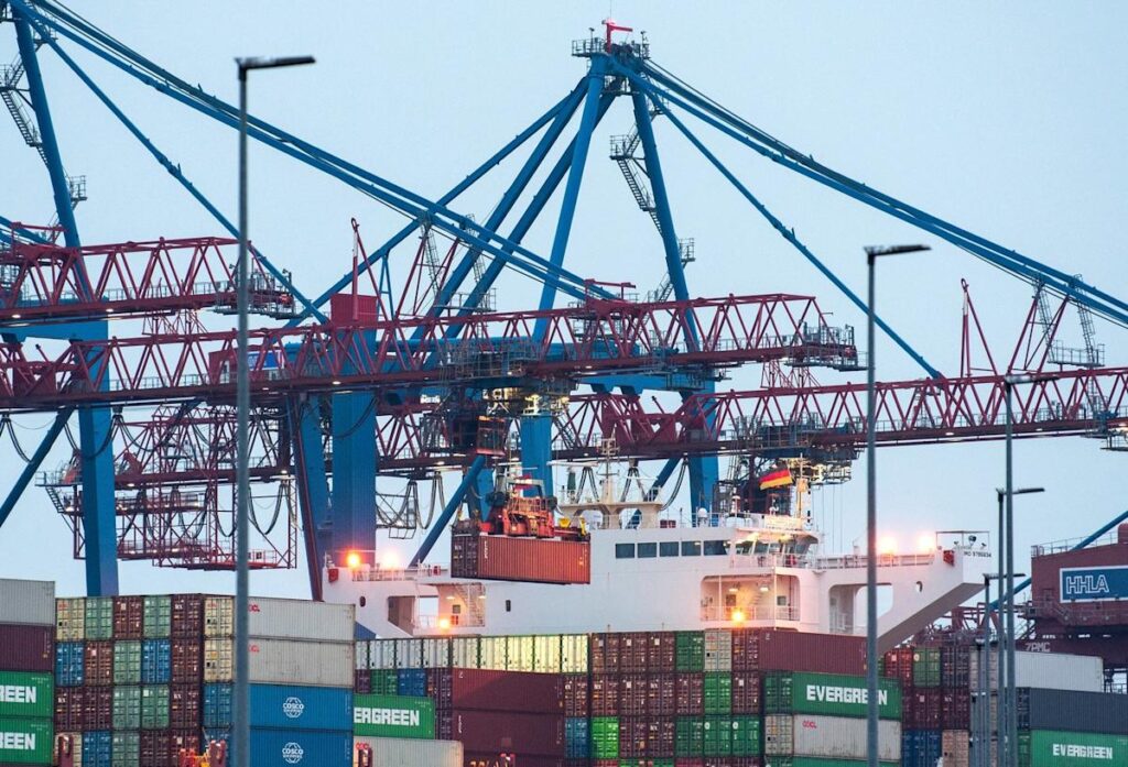 Germany sees the economy stagnating in 2025 as Trump's trade policy weighs on it
