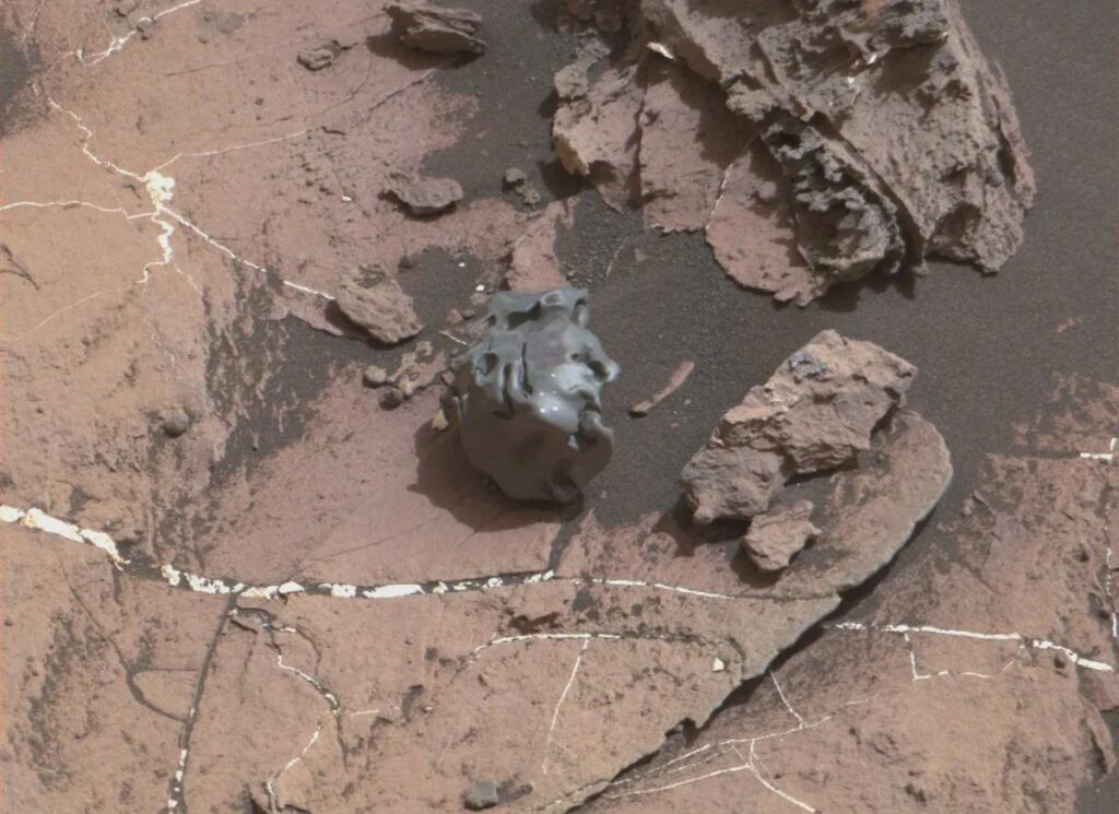 What are the white paint-like lines on Mars surface as seen in NASA/JPL-Caltech/MSSS photo?