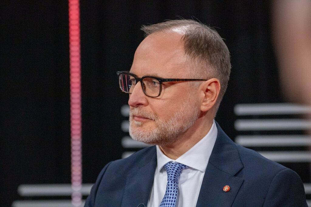 Latvia's military parade sword procurement halted / Article