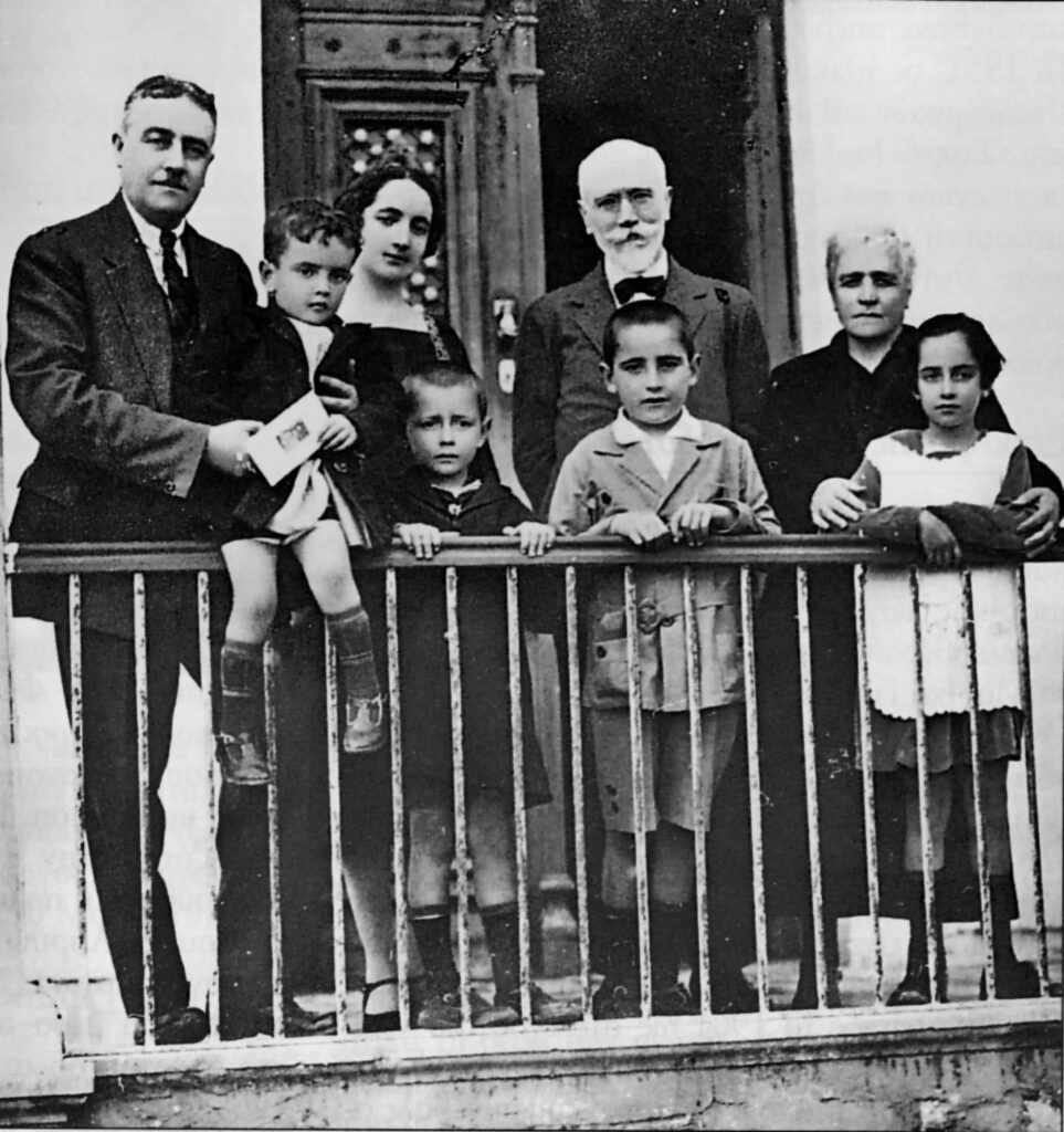 Eleftherios Venizelos at the Kyriakos Mitsotakis family home in Chania in 1927. In front of Venizelos is his baptistery, Konstantinos Mitsotakis. Legend says he visited the family on the eve of his 20th election and then 2 -year -old Constantine wished him “good luck None” Eleftherios Venizelos at the Kyriakos Mitsotakis family home in Chania in 1927. In front of Venizelos is his baptistery, Konstantinos Mitsotakis. Legend says he visited the family on the eve of his 20th election and then 2 -year -old Constantine wished him "good luck None"