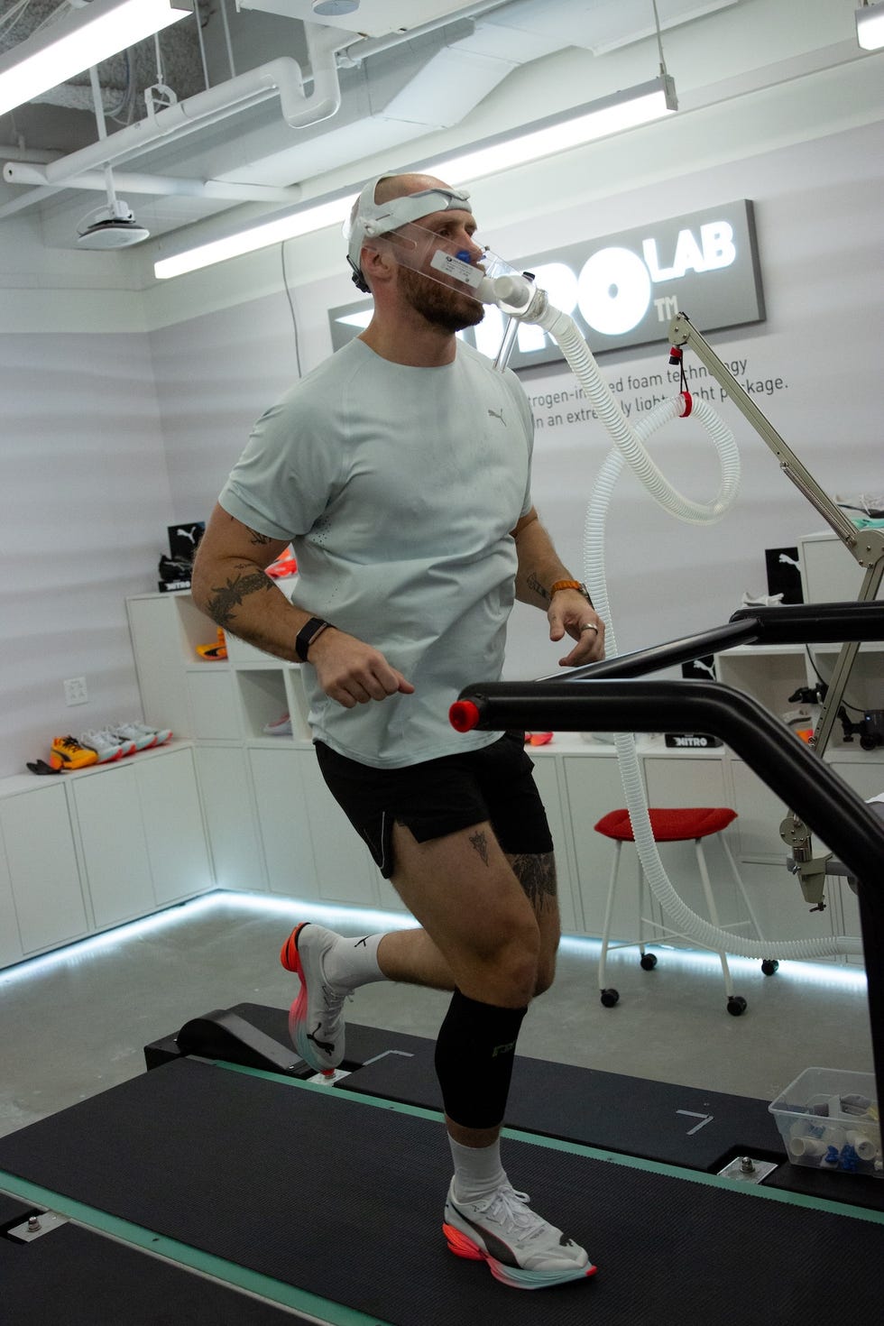 individual running on a treadmill equipped with a respiratory analysis system