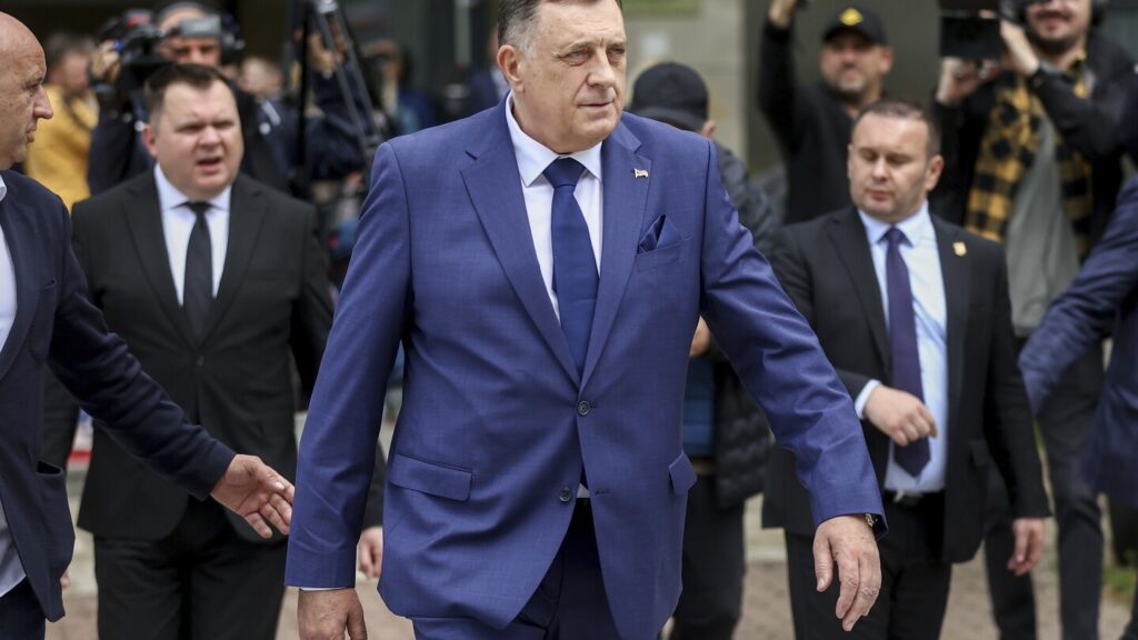 Top international official in Bosnia cuts financing for ruling Serb parties to pressure separatists Top international official in Bosnia cuts financing for ruling Serb parties to pressure separatists