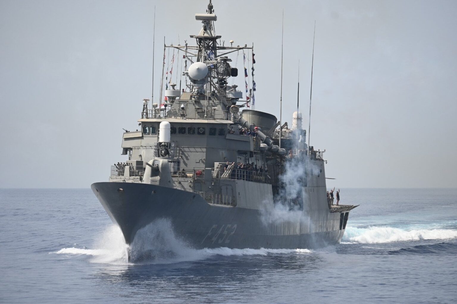 They left the frigate Hydra for 4 days, without oil in an Egyptian port, we paid 150,000 euros a fine! They left the frigate Hydra for 4 days, without oil in an Egyptian port, we paid 150,000 euros a fine!