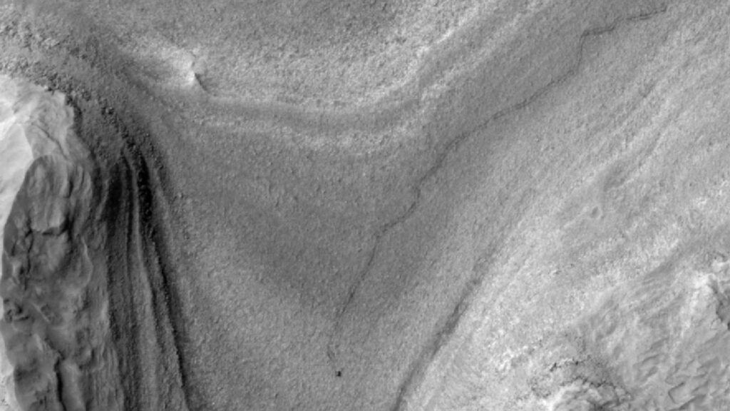 Mars orbiter snaps 1st image of Curiosity rover driving on the Red Planet (photo)