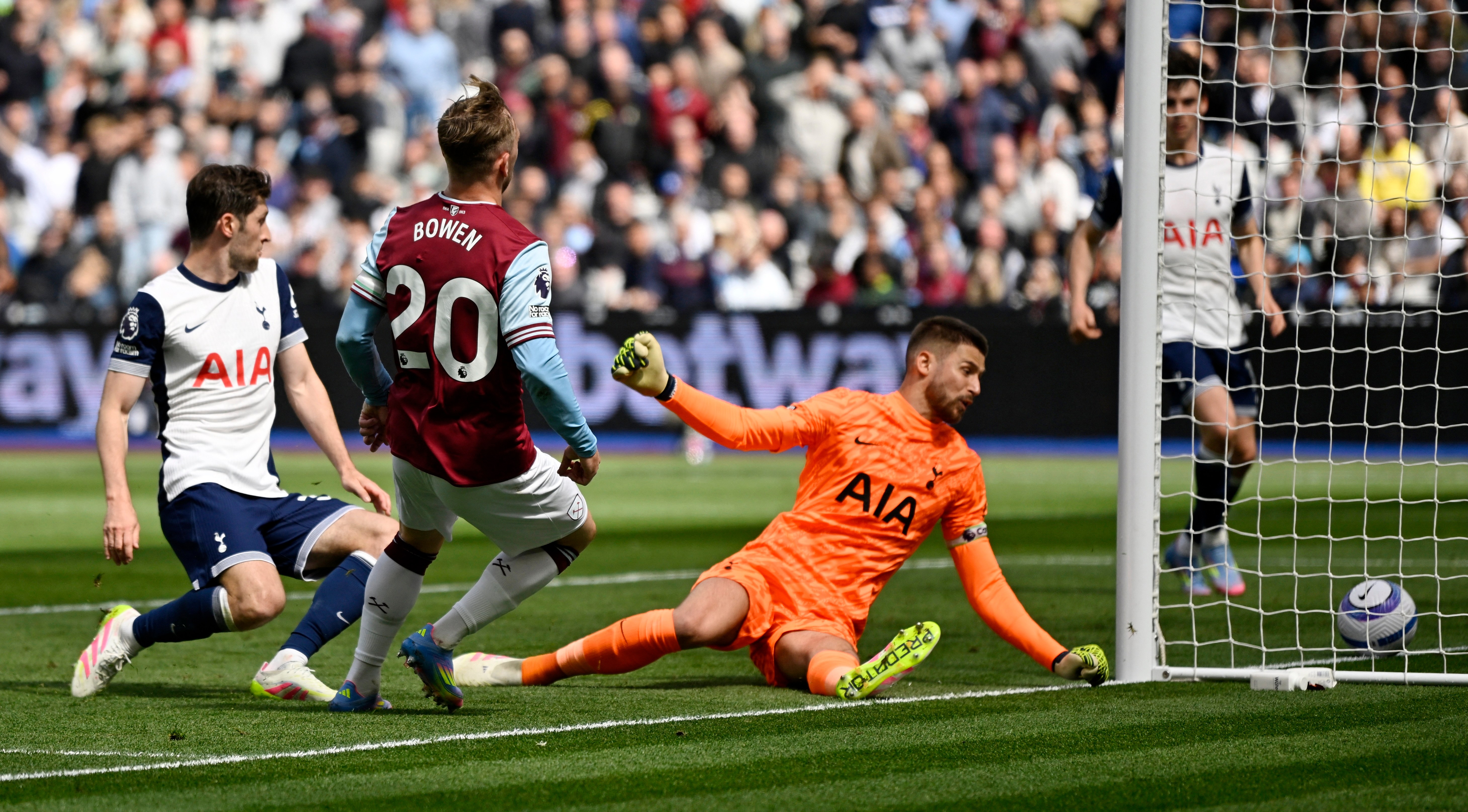 Premier League - West Ham United v Tottenham Hotspur
